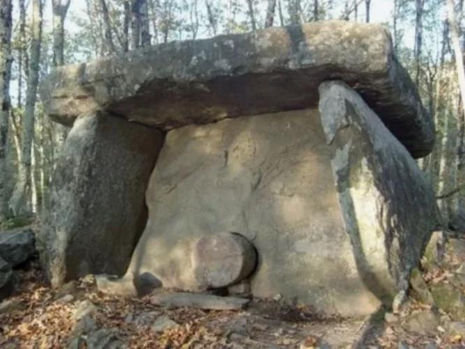 Браслет из дольмена